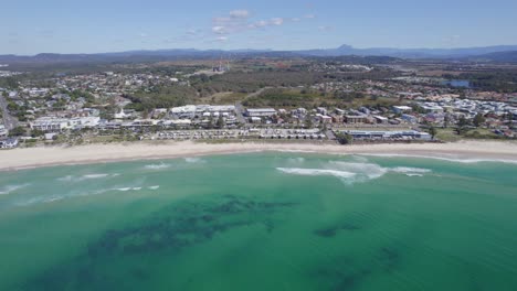 ciudad costera de kingscliff y playa escénica - bahía de wommin en los ríos del norte, nsw, australia