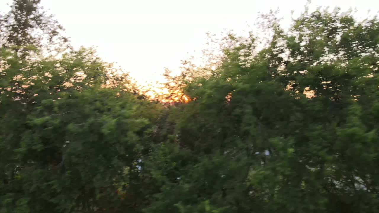 красивый закат в пригороде спускающийся беспилотник панорамный снимок