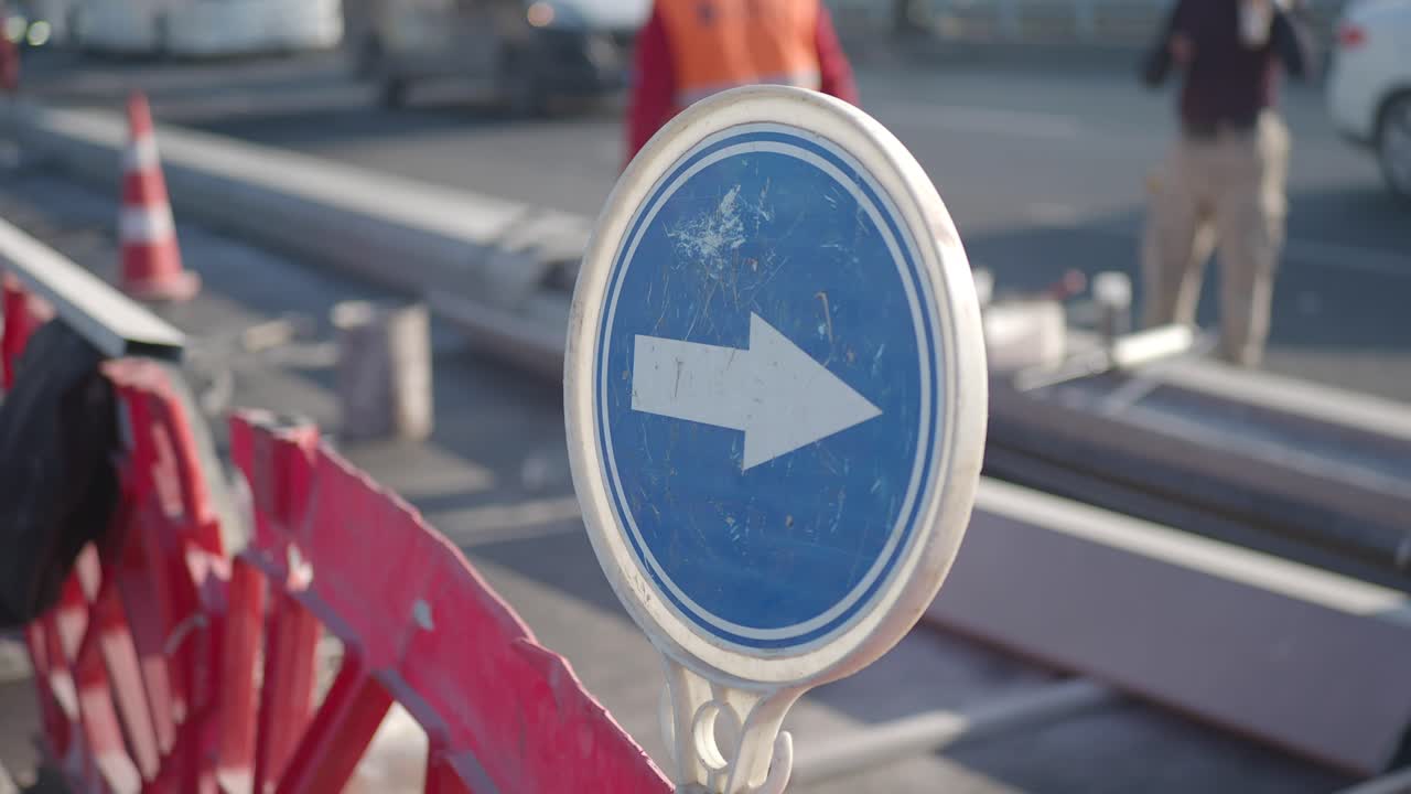 오른쪽 을 가리키는  화살표 를 가진 건축 표지판