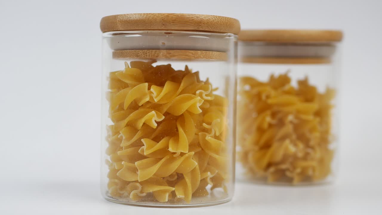 frascos de vidrio con pasta en espiral