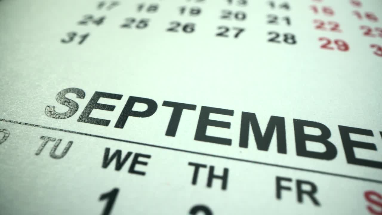 2022 año calendario. septiembre en primer plano. año de toro de metal blanco. macro. comienzo del año escolar. primer monte de otoño. otoño