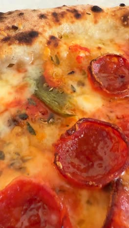 un primer plano de una deliciosa pizza de pepperoni
