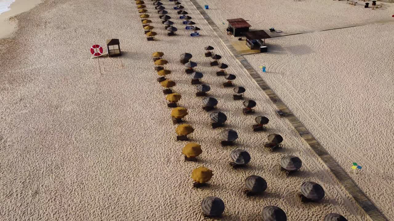 해변 휴식 시간이 있는 포르투갈 해안의 콤포르타 해변