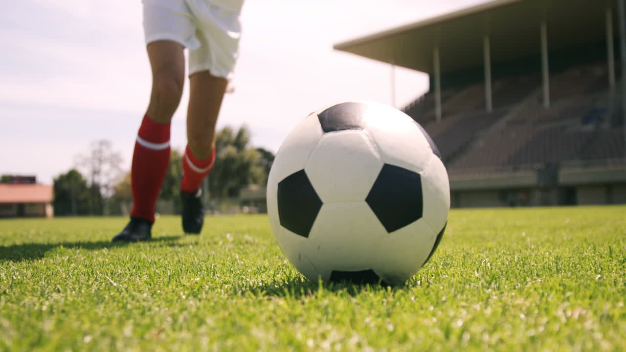 Fodboldspiller sparker til bolden
