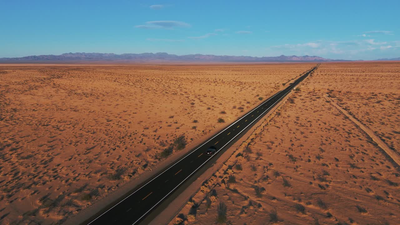 coche moderno conduciendo en el desierto en una calle de california a arizona