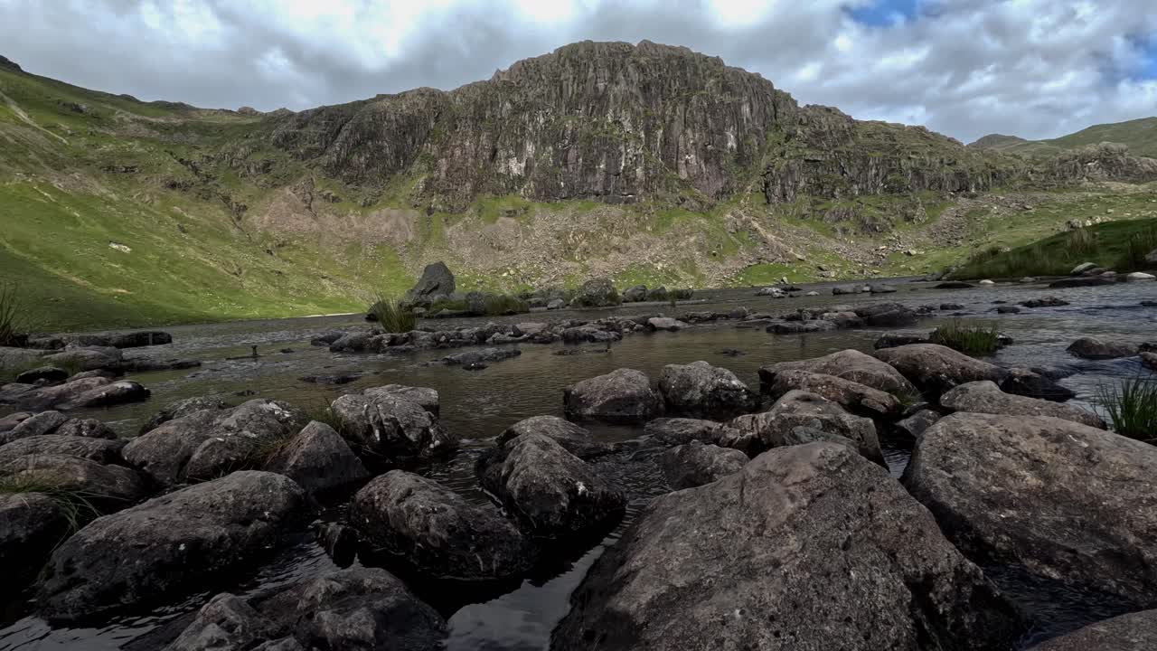 el increíble área de langdale del distrito de los lagos ofrece algunas de las mejores vistas de los lagos.