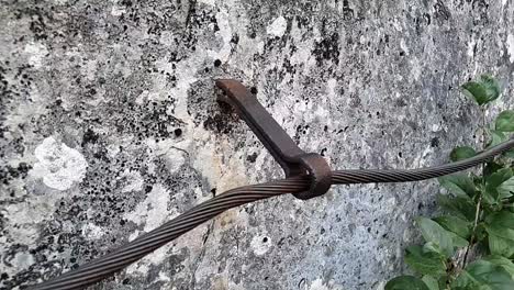 cuerda de acero fijada en bloque por tornillos mosquetones