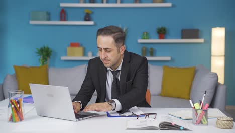 Un-Trabajador-De-Oficina-En-Casa-Sumerge-Accidentalmente-Sus-Gafas-En-El-Ojo.-Hombre-Torpe.