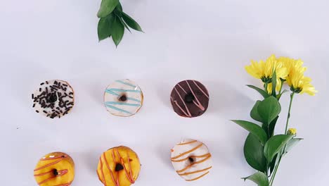 rosquillas coloridas y flores amarillas