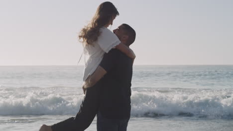 una pareja disfrutando de un día romántico en la playa.