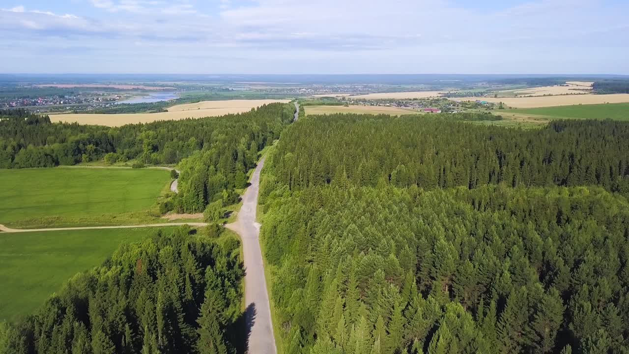 숲 과 시골 을 가로지르는 도로 의 공중 사진