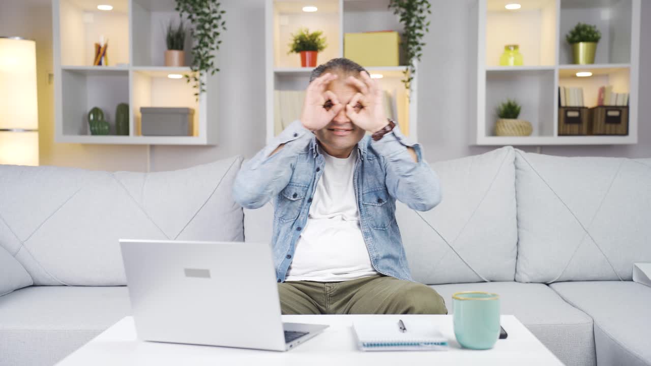 hombre con binoculares mirando hacia otro lado.