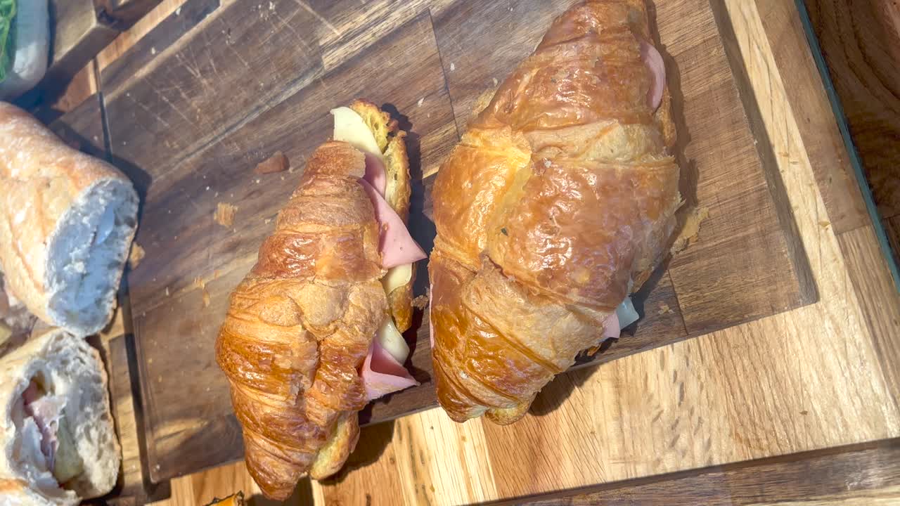 Cornetto salato ripieno di prosciutto e formaggio, espositore di caffetteria spagnola