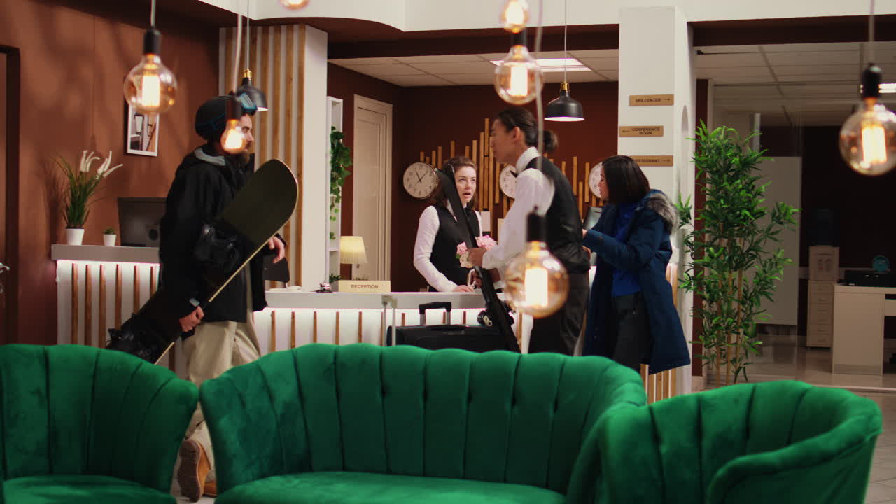 스키 리조트 에 도착 한 운동 선수 부부