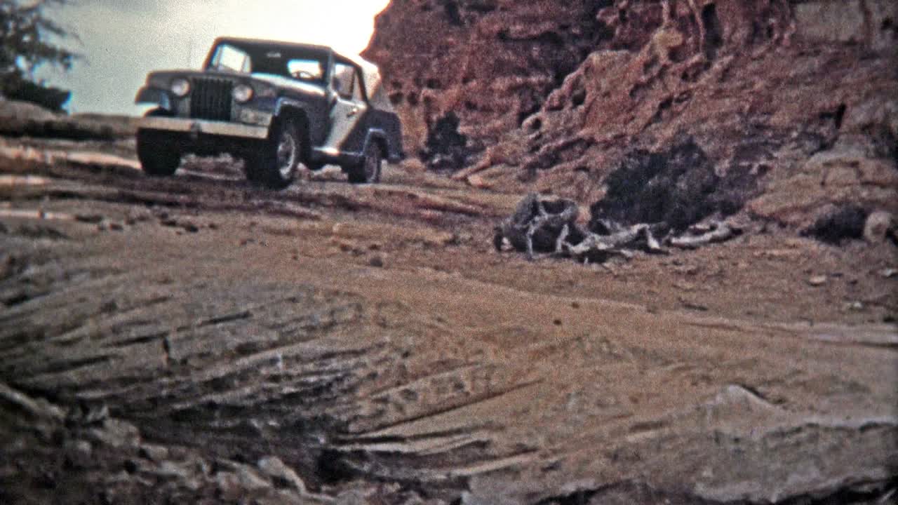 캐니언랜드, 유타 - 1971년: 지프가 유명한 실버 스테이어를 내려오는 오프로드 트레일과 지질학적 암석 형성.