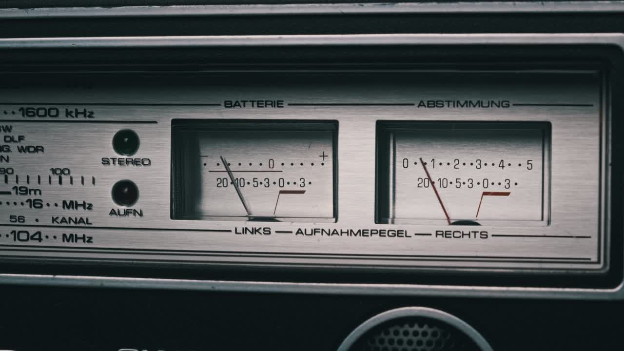 은색 스테레오 테이프 레코더에 아날로그 vu 미터, 화살표 지표