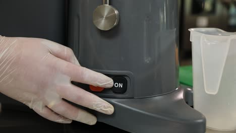 máquina industrial con botones de encendido y apagado