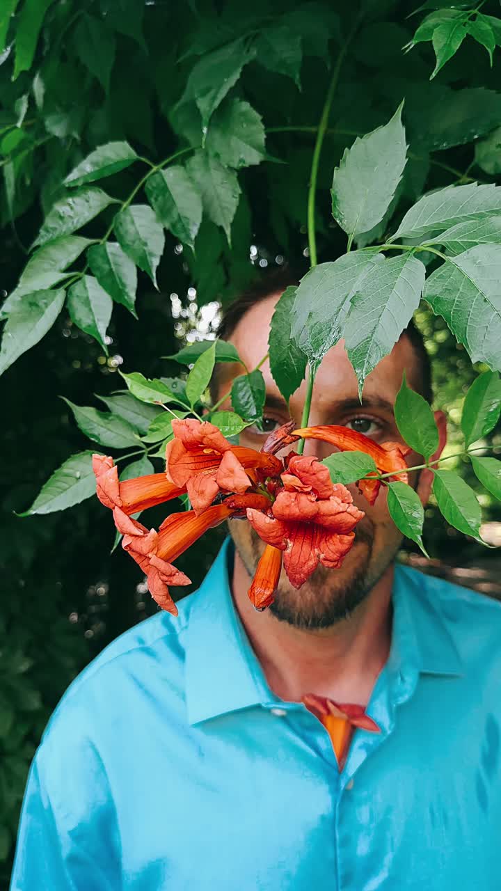 Hombre con flores naranjas