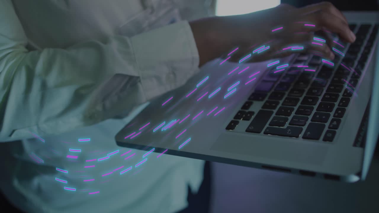 animación del procesamiento de datos sobre una mujer afroamericana usando una computadora.