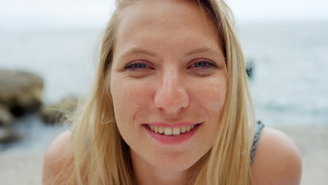 mujer sonriente en la playa