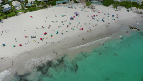 Gehen-Sie-An-Den-Strand-Und-Lassen-Sie-Sich-Von-Der-Sonne-Küssen