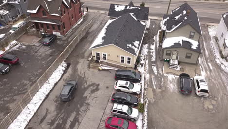 Toma-De-Drones-De-Un-Pequeño-Estacionamiento-En-Invierno