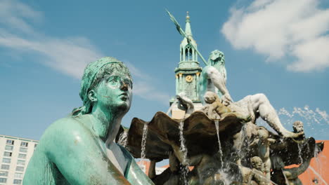 statue einer frau auf einem brunnen in berlin