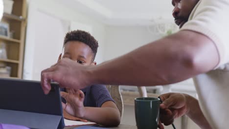 Feliz-Padre-E-Hijo-Afroamericanos-Sentados-En-La-Mesa-Y-Haciendo-La-Tarea-Juntos,-En-Cámara-Lenta