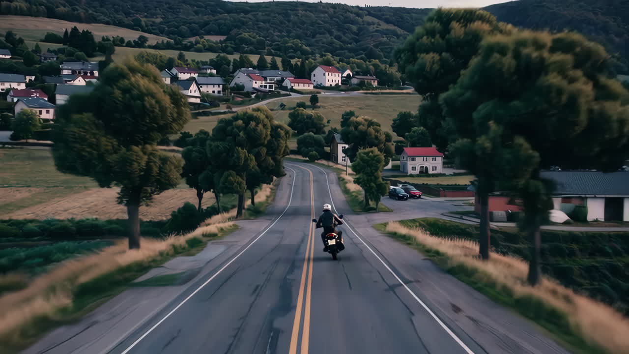 그림 같은 시골 마을 을 가로질러 오토바이 를 타고