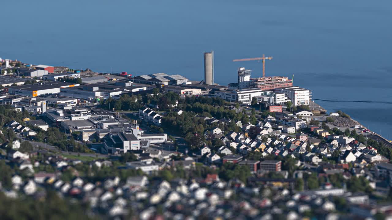 몰데 (molde) 의 해안가 마을, 몰데조르덴 (moldefjorden) 의 연안에 있는 트-시프트 타임스 (tilt-shift timelapse)