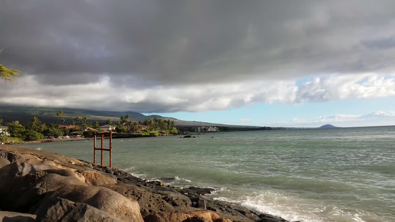 vista de la playa rocosa frente a la costa de kihei maui hawaii cerca de cove beach park y kalama skate park