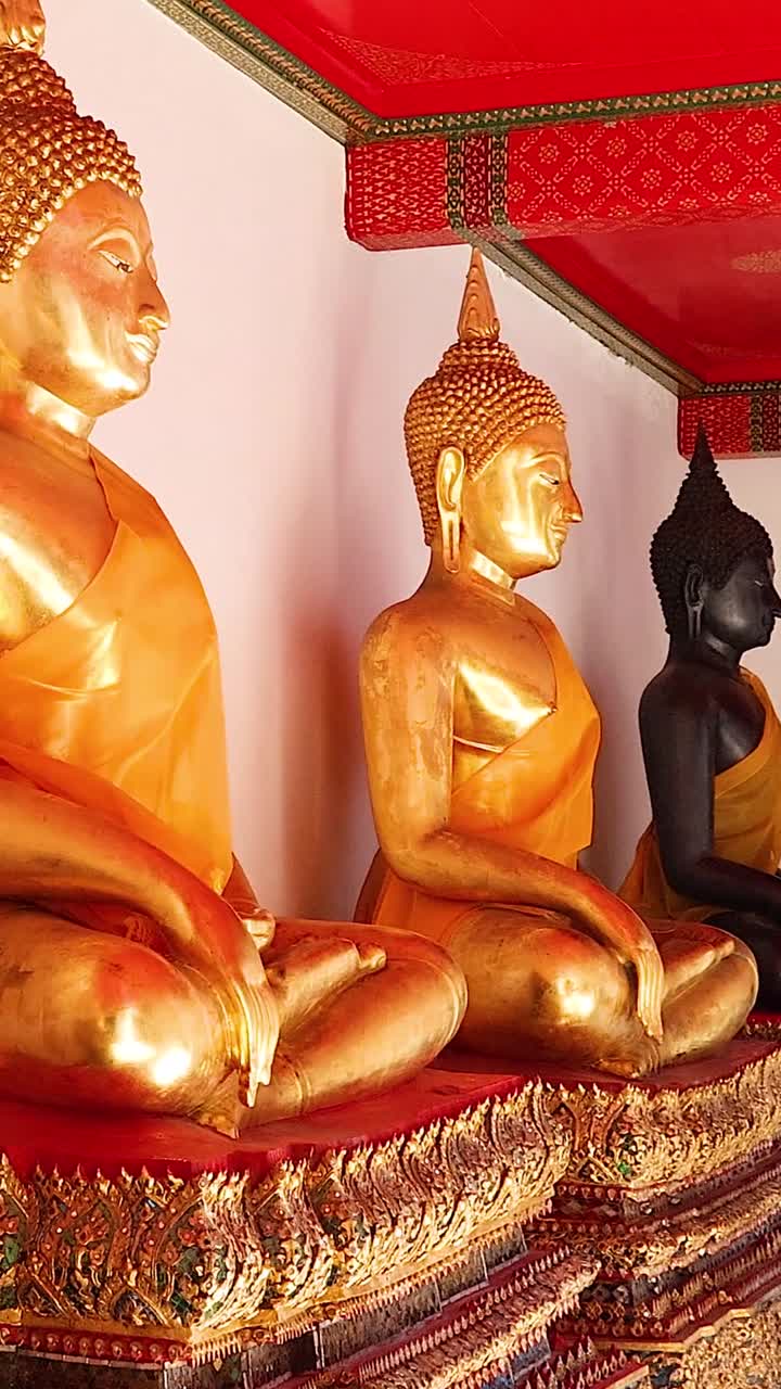estatuas de oro de buda en un templo sereno