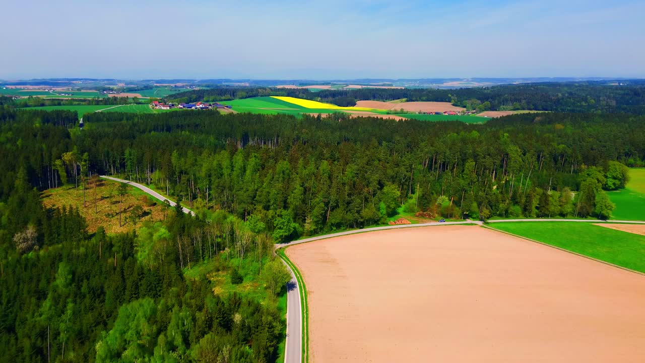 과 숲이 있는 다양한 풍경의 광범위한 공중 촬영