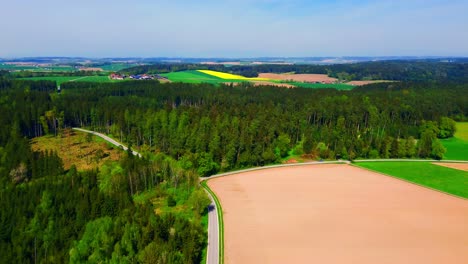 Amplia-Toma-Aérea-De-Diversos-Paisajes-Con-Campos-Y-Bosques.