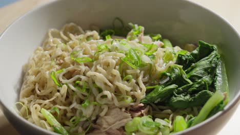 바크미 밀 기반의 중국 스타일의 누들 위에 뿌려진 스칼리온 또는 녹색 양파