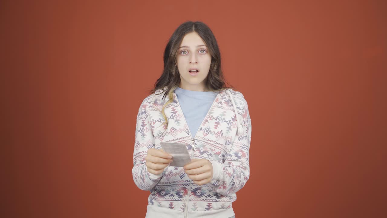 화가 난 젊은 여자, 큰  ⁇ 수염.