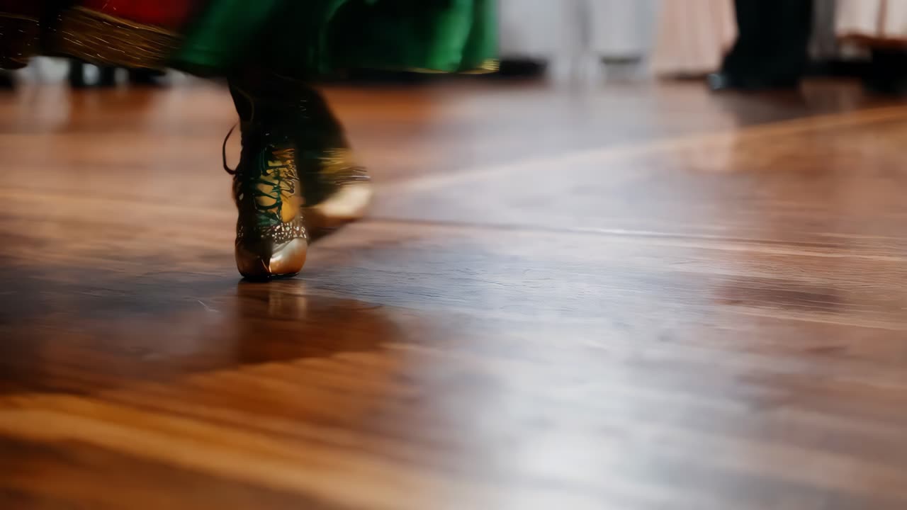 mujer bailando con trajes tradicionales