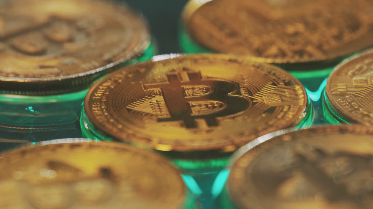 vista de cerca de las monedas de bitcoin