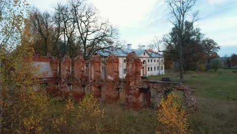 Vista-Aérea-De-Las-Ruinas-De-Una-Antigua-Mansión-En-Otoño-Dorado