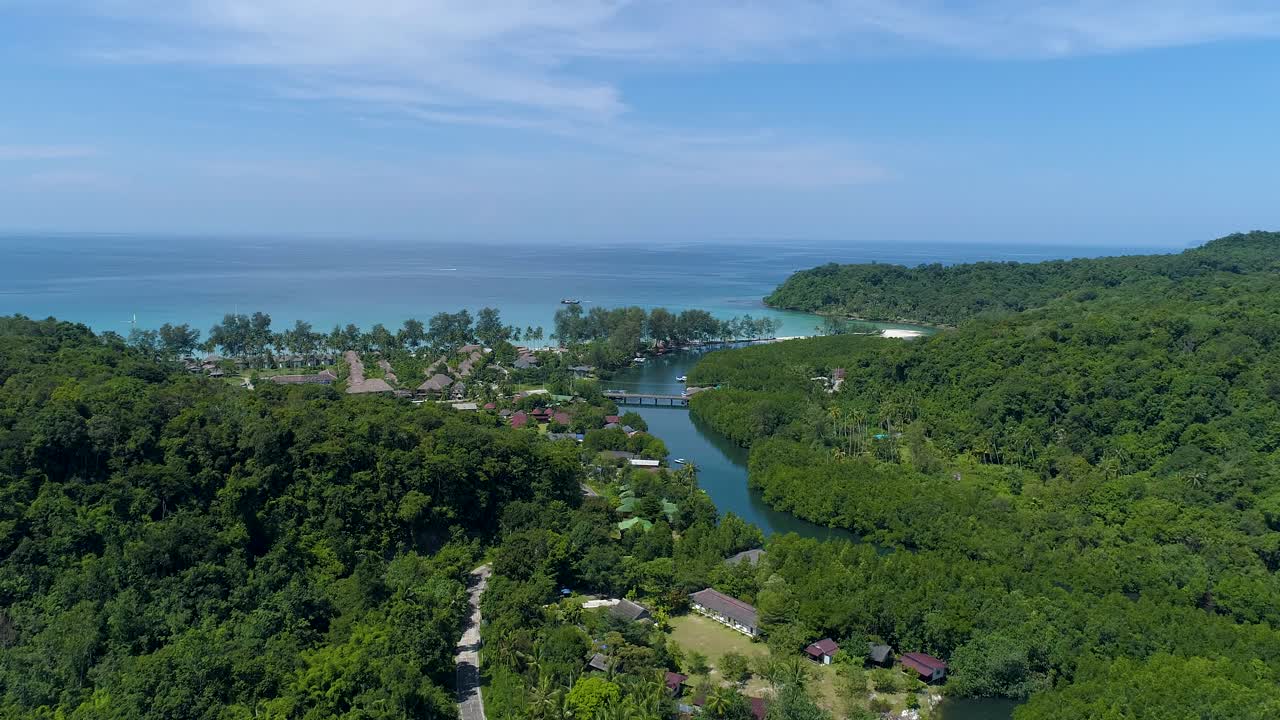 toma de drones del estuario en una isla tropical con resorts en la playa