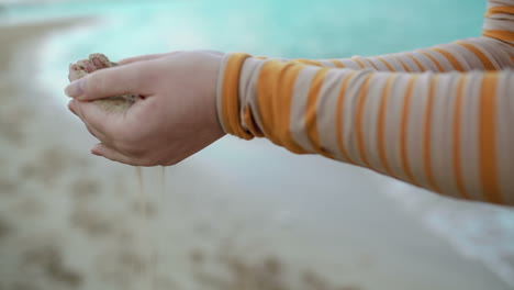 Sand-Strömt-Aus-Weiblichen-Händen