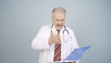 el doctor enojado.