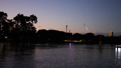 barcos y luces en un canal tranquilo