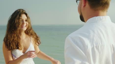 Mujer-Joven-Con-Su-Esposo-Bailando-En-La-Playa