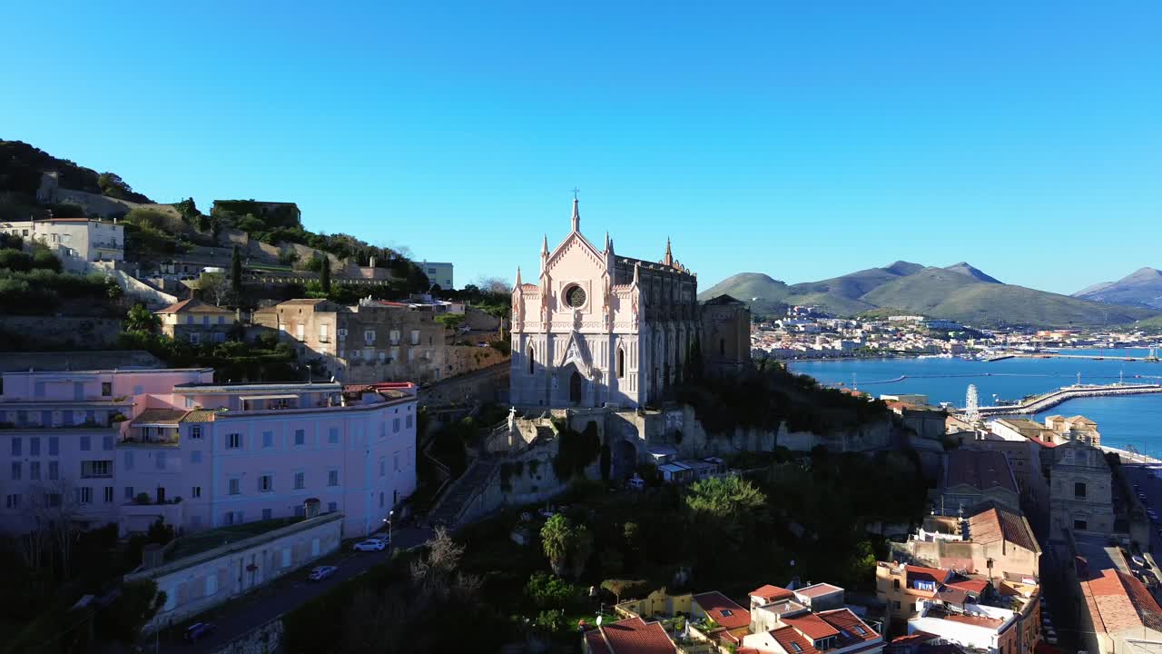 템피오 디 산 프란체스코 가에타 (tempio di san francesco gaeta, lazio) 의 공중 회전 도, 이탈리아의 경치 좋은 해안 풍경과 역사적인 건축물