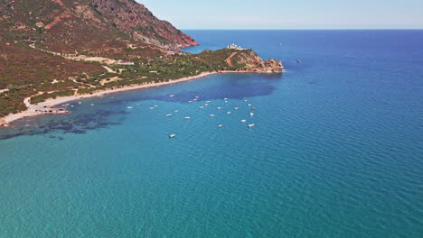 Vista-Aérea-De-Drones-Sobre-El-Mar-De-Cristal-De-Cerdeña