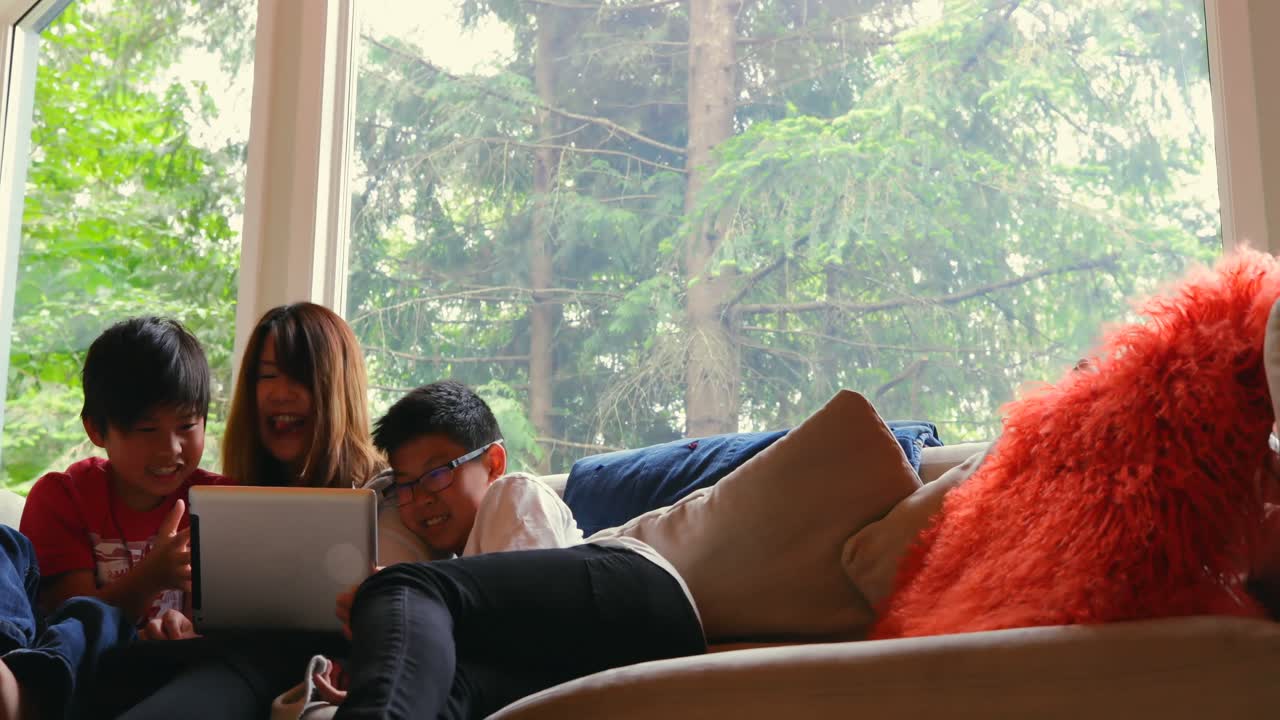 거실 4k에서 디지털 태블릿을 사용하는 어머니와 아들