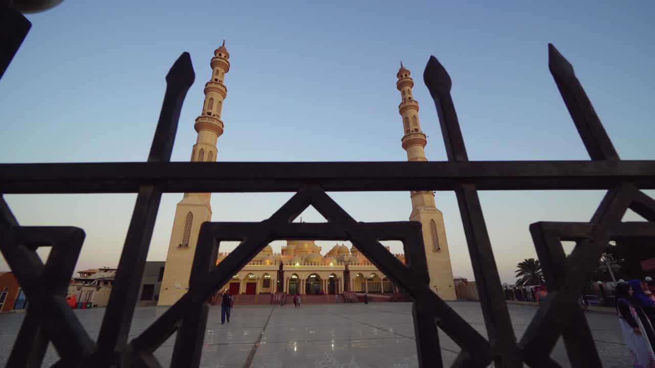 новая снежно-белая мечеть эль-мина на побережье красного моря