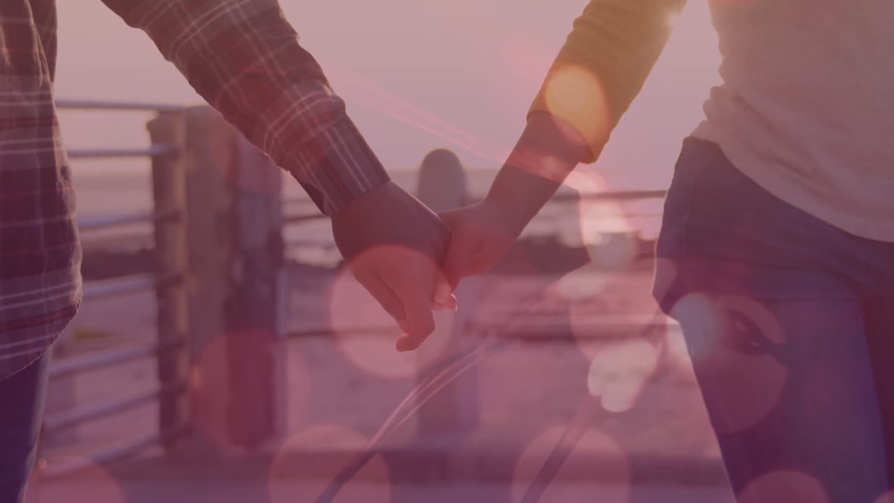 아프리카계 미국인 부부 가  ⁇ 고 손을 잡고 있는 빛의 반점 의 애니메이션