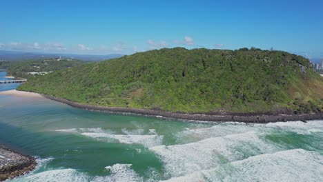 burleigh headland - parque nacional de burleigh heads y la desembocadura del arroyo talebudgera en la costa de oro, qld, australia